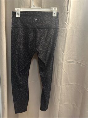 Lululemon Athletica Black Subtle- like new-Print High-Rise Leggings size small